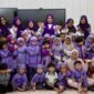 Akrab disapa Kak Na, Ketua TP PKK Aceh Marlina Muzakir memberikan semangat kepada siswa PAUD Terpadu Permata Hati yang sedang menjalani pemeriksaan kesehatan gigi dan mulut oleh tenaga kesehatan, Senin (18/5/2026).