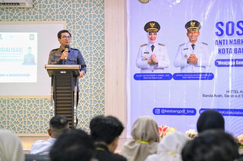 Ketua DPRK Banda Aceh, Irwansyah ST menyampaikan sambutan sekaligus membuka Sosialisasi Anti Narkoba Bagi Masyarakat Kota Banda Aceh Tahun 2026 di Hotel Al-Hanifi, Banda Aceh, Senin (18/05/2026). 