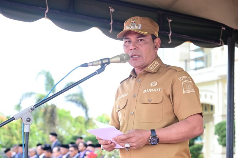 Bupati Aceh Besar Muharram Idris saat menjadi Inspektur Upacara Peringatan Hari Buku Nasional di Halaman Kantor Bupati, Kota Jantho, Senin (18/5/2026).FOTO/MC ACEH BESAR