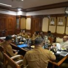 Wakil Gubernur Aceh, Fadhlullah, SE memimpin Rapat Koordinasi Penyelesaian Kegiatan Masa Tanggap Darurat Bencana Hidrometeorologi di Aceh, turut serta Dr. Imran, Tim Satuan Tugas PRR pascabencana Wilayah Sumatera /Aceh di ruang Rapat Wakil Gubernur Aceh, Senin, 18 Mei 2026