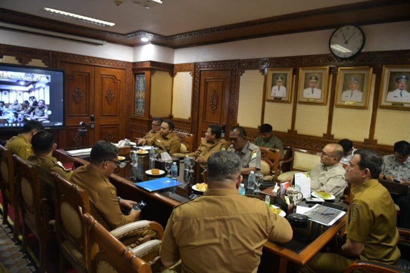 Wakil Gubernur Aceh, Fadhlullah, SE memimpin Rapat Koordinasi Penyelesaian Kegiatan Masa Tanggap Darurat Bencana Hidrometeorologi di Aceh, turut serta Dr. Imran, Tim Satuan Tugas PRR pascabencana Wilayah Sumatera /Aceh di ruang Rapat Wakil Gubernur Aceh, Senin, 18 Mei 2026