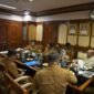 Wakil Gubernur Aceh, Fadhlullah, SE memimpin Rapat Koordinasi Penyelesaian Kegiatan Masa Tanggap Darurat Bencana Hidrometeorologi di Aceh, turut serta Dr. Imran, Tim Satuan Tugas PRR pascabencana Wilayah Sumatera /Aceh di ruang Rapat Wakil Gubernur Aceh, Senin, 18 Mei 2026