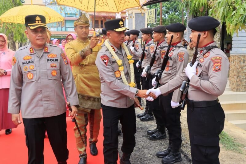 Kapolda Aceh, Irjen Pol. Drs. Marzuki Ali Basyah, M.M., didampingi Kapolres Aceh Tamiang, AKBP Muliadi, S.H., M.H., meninjau langsung progres pembangunan Hunian Tetap (Huntap) Polri pascabencana di Desa Simpang Kanan, Kecamatan Kejuruan Muda, Aceh Tamiang, Senin (18/5/2026).