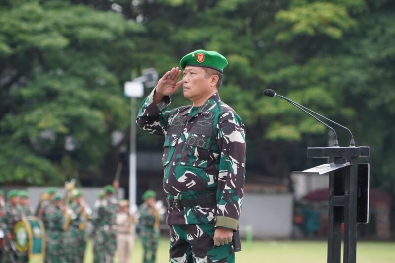 Irdam IM Brigjen TNI Heri Purwanto, S.E., memimpin pelaksanaan Upacara Bendera 17-an bulan Mei 2026 di Lapangan Blang Padang, Banda Aceh, Senin (18/5/2026).