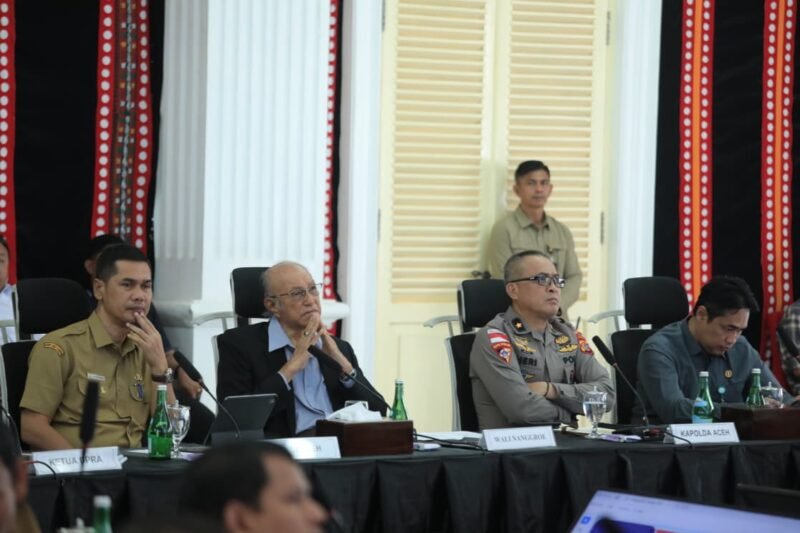 DISKUSI JKA: Wali Nanggroe Aceh Tgk Malik Mahmud Al Haytar (tengah) memimpin Rapat Koordinasi Forkopimda terkait keberlanjutan Jaminan Kesehatan Aceh (JKA) di Pendopo Wali Nanggroe, Banda Aceh, Selasa (19/5/2026).