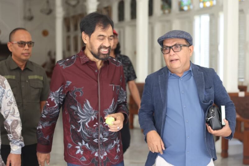 Gubernur Aceh Muzakir Manaf (Mualem) berbincang dengan Sekjen Kementerian Keuangan Robert Leonard Marbun saat melakukan audiensi terkait permohonan penambahan anggaran Pemerintah Aceh di kantor Kemenkeu, Jakarta Pusat, Kamis (14/5/2026).