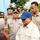Presiden RI Prabowo Subianto (tengah) memberikan sambutan dalam acara Panen Raya Jagung di Kabupaten Tuban, Jawa Timur, Sabtu (16/5/2026).