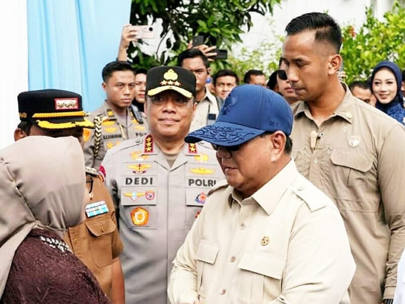 Presiden RI Prabowo Subianto (tengah) memberikan sambutan dalam acara Panen Raya Jagung di Kabupaten Tuban, Jawa Timur, Sabtu (16/5/2026).