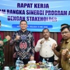 Asisten II Sekretaris Daerah Kabupaten Aceh Besar Bidang Perekonomian dan Pembangunan, M. Ali, S.Sos., M.Si saat menghadiri Rapat Kerja Sinergi Program Alternative Development (AD) bersama stakeholder yang diselenggarakan oleh BNN Provinsi Aceh di Gedung Dekranasda Aceh Besar, Gampong Gani, Kecamatan Ingin Jaya, Selasa (19/5/2026). FOTO/MC ACEH BESAR