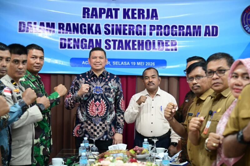 Asisten II Sekretaris Daerah Kabupaten Aceh Besar Bidang Perekonomian dan Pembangunan, M. Ali, S.Sos., M.Si saat menghadiri Rapat Kerja Sinergi Program Alternative Development (AD) bersama stakeholder yang diselenggarakan oleh BNN Provinsi Aceh di Gedung Dekranasda Aceh Besar, Gampong Gani, Kecamatan Ingin Jaya, Selasa (19/5/2026). FOTO/MC ACEH BESAR