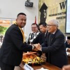 Dr. Chaidir, S.E., M.M. saat menghadiri prosesi wisuda doktor di Gedung AAC Dayan Dawood, Universitas Syiah Kuala (USK), Banda Aceh, Rabu (20/5/2026). ASN Pemerintah Aceh ini berhasil meraih predikat cumlaude melalui jalur publikasi jurnal internasional bereputasi Quartile 1 (Q1). (Foto: Dok. Istimewa)