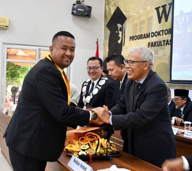 Dr. Chaidir, S.E., M.M. saat menghadiri prosesi wisuda doktor di Gedung AAC Dayan Dawood, Universitas Syiah Kuala (USK), Banda Aceh, Rabu (20/5/2026). ASN Pemerintah Aceh ini berhasil meraih predikat cumlaude melalui jalur publikasi jurnal internasional bereputasi Quartile 1 (Q1). (Foto: Dok. Istimewa)