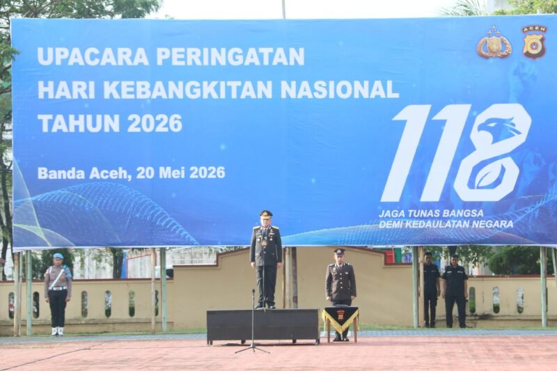 Karoops Polda Aceh, Brigjen Pol. Heri Heriyandi, S.I.K., bertindak sebagai Inspektur Upacara saat membacakan amanat Menteri Komunikasi dan Digital RI pada Peringatan Hari Kebangkitan Nasional (Harkitnas) ke-118 di Lapangan Mapolda Aceh, Banda Aceh, Rabu (20/5/2026).