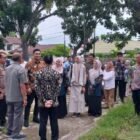 wakil walikota menyalurkan bantuan pangan bagi keluarga penerima manfaat