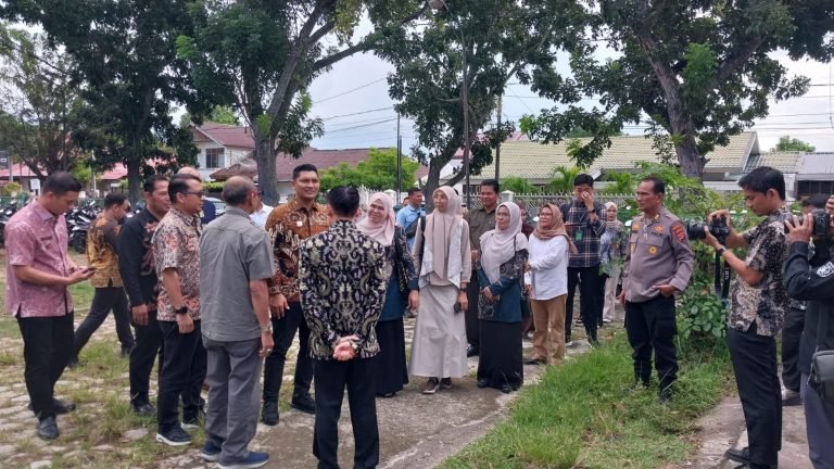 wakil walikota menyalurkan bantuan pangan bagi keluarga penerima manfaat