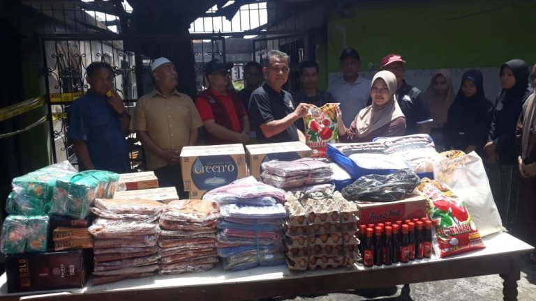 Penyaluran bantuan kebakaran di Gampong alue Deah teugoh oleh dinas sosial kota Banda aceh