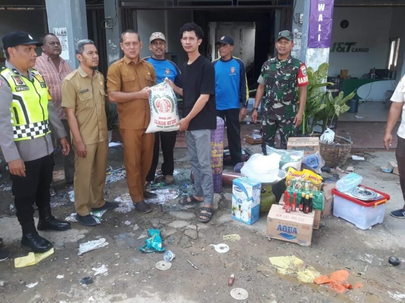 Dinas Sosial Kota Banda Aceh Menyalurkan bantuan kepada korban kebakaran di rukoh