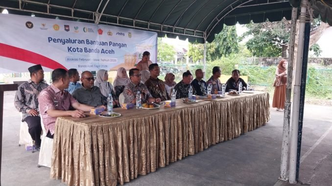 tim dinsos Banda Aceh melakukan respon cepat bantuan dampak angin kencang di Ulee pata