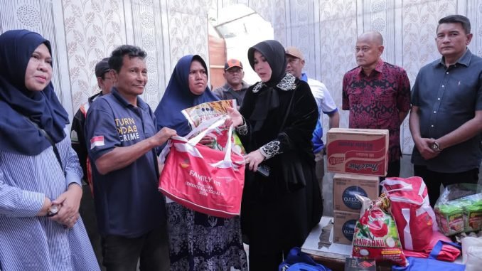 Pemkot Banda Aceh bersama dinsos kota Banda Aceh Menyalurkan bantuan kebakaran dan angin kencang