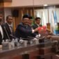 Gubernur Aceh, Muzakir Manaf menghadiri dan mendengarkan Hasil Penyampaian Rekomendasi DPRA terhadap LKPJ Gubernur Aceh Tahun 2025 pada rapat paripurna DPRA tahun 2026 di Gedung Utama DPR Aceh, Rabu, 20/05/2026.