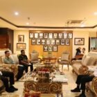 Wakil Gubernur Aceh, Fadhlullah (Dek Fadh), bersama Kadis Sosial Aceh, Budi Afrizal, saat melakukan pertemuan kerja dengan Menteri Sosial RI, Saifullah Yusuf, di Jakarta, Rabu (20/5/2026).