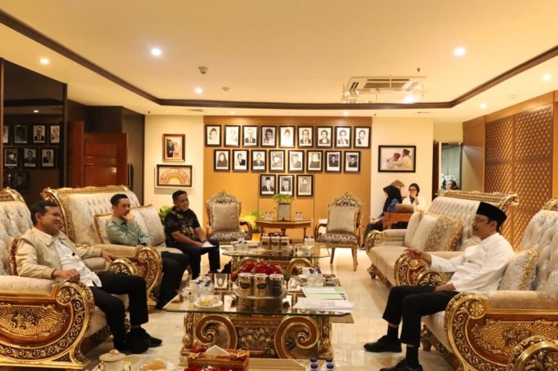 Wakil Gubernur Aceh, Fadhlullah (Dek Fadh), bersama Kadis Sosial Aceh, Budi Afrizal, saat melakukan pertemuan kerja dengan Menteri Sosial RI, Saifullah Yusuf, di Jakarta, Rabu (20/5/2026).