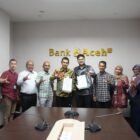 Direktur Dana dan Jasa Bank Aceh Syariah, Hendra Supardi (kiri), bersama Direktur Pengembangan Produk dan Ekosistem PosSaku, Muharrir Hasbi (kanan), saat meresmikan kerja sama strategis integrasi layanan keuangan dan teknologi Point of Sale (POS) di Banda Aceh, Senin (18/5/2026).