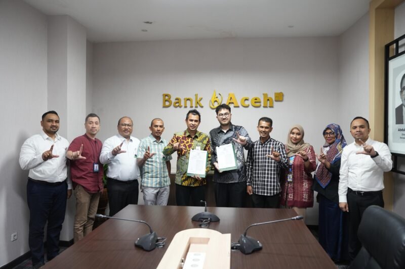 Direktur Dana dan Jasa Bank Aceh Syariah, Hendra Supardi (kiri), bersama Direktur Pengembangan Produk dan Ekosistem PosSaku, Muharrir Hasbi (kanan), saat meresmikan kerja sama strategis integrasi layanan keuangan dan teknologi Point of Sale (POS) di Banda Aceh, Senin (18/5/2026).