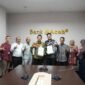 Direktur Dana dan Jasa Bank Aceh Syariah, Hendra Supardi (kiri), bersama Direktur Pengembangan Produk dan Ekosistem PosSaku, Muharrir Hasbi (kanan), saat meresmikan kerja sama strategis integrasi layanan keuangan dan teknologi Point of Sale (POS) di Banda Aceh, Senin (18/5/2026). 