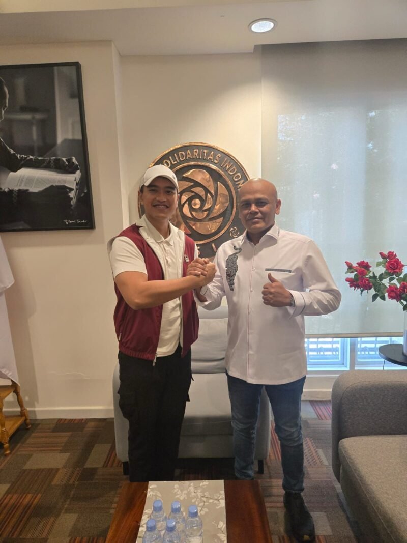 Ketua Umum PSI Kaesang Pangarep (kanan) saat mengumumkan penunjukan T Rival Amiruddin (kiri) sebagai Ketua PSI Provinsi Aceh di Kantor Pusat DPP PSI, Jakarta, Kamis (21/5/2026).