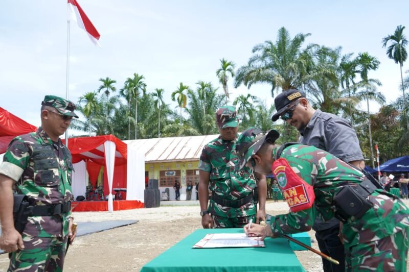 RESMI DITUTUP: Pangdam IM Mayjen TNI Joko Hadi Susilo menutup secara resmi program TMMD Reguler Ke-128 di Desa Sulum, Aceh Tamiang, Kamis (21/5/2026).