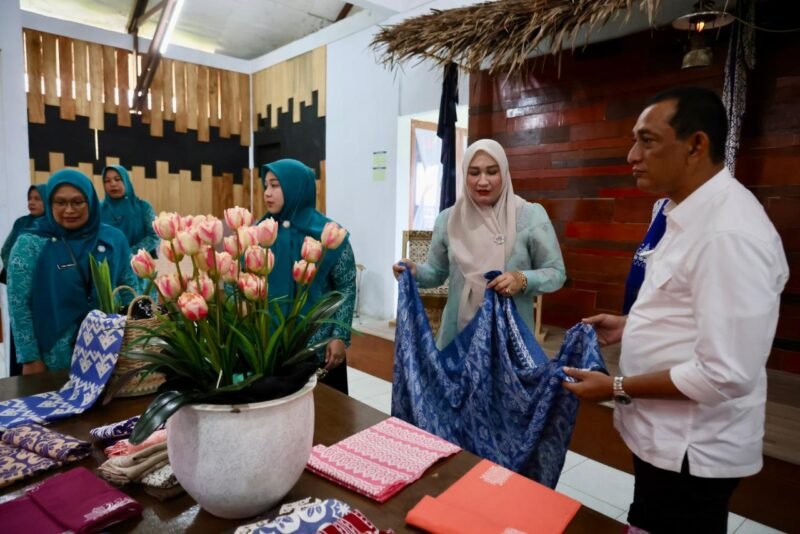 Ketua Dekranasda Aceh Marlina Muzakir, didampingi Kepala Dinas Perindustrian dan Perdagangan Aceh serta Ketua Dekranasda Aceh Besar Rita Maya Sari, berkunjung ke workshop Malaka Batik, di kawasan Kuta Malaka, Kamis (21/5/2026).