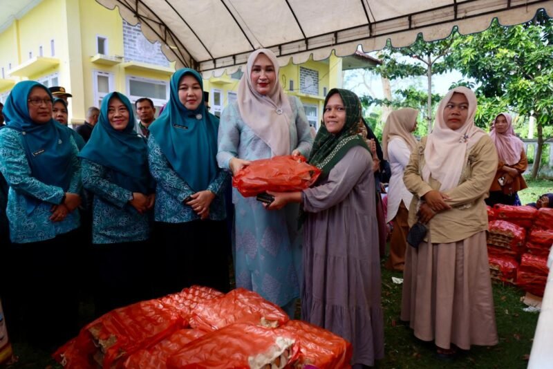 Ketua TP PKK Aceh Marlina Muzakir, meninjau pelaksanaan Pasar Murah yang digelar oleh Dinas Perindustrian dan Perdagangan Aceh dalam rangka menyambut Hari Raya Idul Adha 1447 Hijriah, di Halaman kantor Camat Peukan Bada, Kamis (21/5/2026).