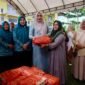 Ketua TP PKK Aceh Marlina Muzakir, meninjau pelaksanaan Pasar Murah yang digelar oleh Dinas Perindustrian dan Perdagangan Aceh dalam rangka menyambut Hari Raya Idul Adha 1447 Hijriah, di Halaman kantor Camat Peukan Bada, Kamis (21/5/2026).