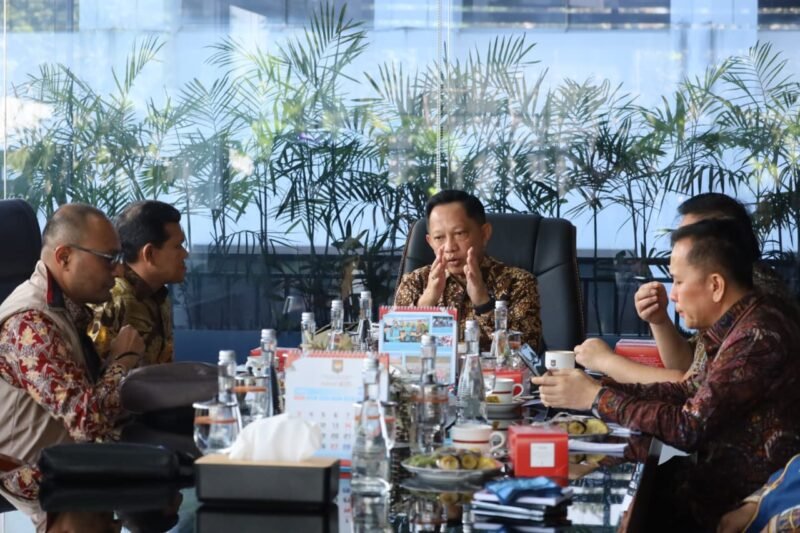 Wakil Gubernur Aceh Fadhlullah saat berdiskusi dengan Dirjen Bina Keuangan Daerah Kemendagri DR. Drs. Agus Fatoni, M.Si di Jakarta, Kamis (21/5/2026).