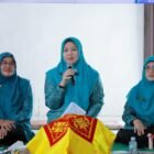 Ketua TP PKK Aceh Besar, Hj Rita Mayasari, menyampaikan arahannya, saat bersilaturrahmi dengan TP PKK Gampong Lampaya, Kecamatan Lhoknga, Kabupaten Aceh Besar, Rabu (20/5/2026). FOTO/ MC ACEH BESAR