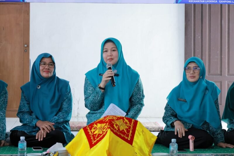 Ketua TP PKK Aceh Besar, Hj Rita Mayasari, menyampaikan arahannya, saat bersilaturrahmi dengan TP PKK Gampong Lampaya, Kecamatan Lhoknga, Kabupaten Aceh Besar, Rabu (20/5/2026). FOTO/ MC ACEH BESAR