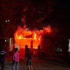 Suasana di depan Gedung Fakultas Pertanian Universitas Syiah Kuala (USK), Banda Aceh, pascakebakaran yang terjadi pada Kamis (21/5/2026) dini hari. Pihak kepolisian masih melakukan penyelidikan mendalam terkait insiden yang diduga dipicu oleh bentrokan antar-kelompok mahasiswa tersebut.