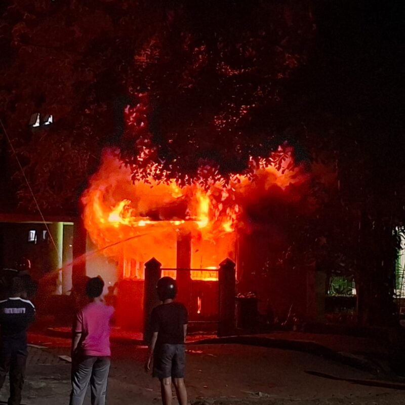 Suasana di depan Gedung Fakultas Pertanian Universitas Syiah Kuala (USK), Banda Aceh, pascakebakaran yang terjadi pada Kamis (21/5/2026) dini hari. Pihak kepolisian masih melakukan penyelidikan mendalam terkait insiden yang diduga dipicu oleh bentrokan antar-kelompok mahasiswa tersebut.