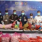 Aparat penegak hukum dari Kejaksaan Agung, Bareskrim Polri, Kejati Kalbar, bersama instansi terkait saat menyaksikan pemusnahan belasan ton bawang impor ilegal di Pontianak, Kalimantan Barat, Kamis (21/5/2026).