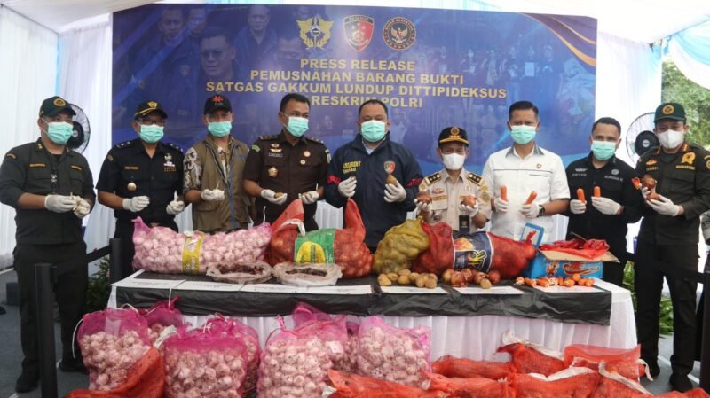 Aparat penegak hukum dari Kejaksaan Agung, Bareskrim Polri, Kejati Kalbar, bersama instansi terkait saat menyaksikan pemusnahan belasan ton bawang impor ilegal di Pontianak, Kalimantan Barat, Kamis (21/5/2026). 