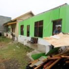 Tim Reaksi Cepat (TRC) BPBD Kota Banda Aceh bersama petugas gabungan saat berada di lokasi rumah warga yang terdampak angin kencang di Banda Aceh. BPBD langsung melakukan asesmen kerusakan dan memberikan bantuan penanganan awal pada atap rumah yang rusak akibat cuaca ekstrem yang melanda wilayah tersebut, Jumat (15/5/2026).
