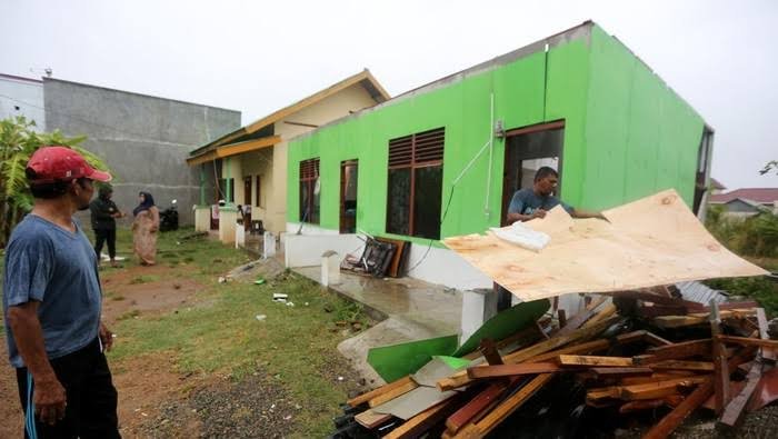 Tim Reaksi Cepat (TRC) BPBD Kota Banda Aceh bersama petugas gabungan saat berada di lokasi rumah warga yang terdampak angin kencang di Banda Aceh. BPBD langsung melakukan asesmen kerusakan dan memberikan bantuan penanganan awal pada atap rumah yang rusak akibat cuaca ekstrem yang melanda wilayah tersebut, Jumat (15/5/2026).