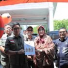 Wali Kota Banda Aceh didampingi Kepala BPBD Kota Banda Aceh, Cut Ahmad Putra, saat menerima secara simbolis perangkat Early Warning System (EWS) dukungan dari BNPB di Banda Aceh, Mei 2026.