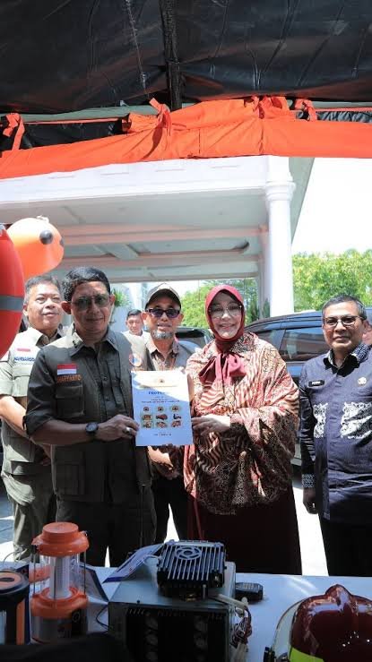 Wali Kota Banda Aceh didampingi Kepala BPBD Kota Banda Aceh, Cut Ahmad Putra, saat menerima secara simbolis perangkat Early Warning System (EWS) dukungan dari BNPB di Banda Aceh, Mei 2026.