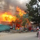 Kobaran api besar menghanguskan sebuah bangunan kios berkonstruksi kayu milik warga di Jalan T Nyak Arief, kawasan Lamgugob, Kecamatan Syiah Kuala, Banda Aceh, Jumat (17/4/2026).