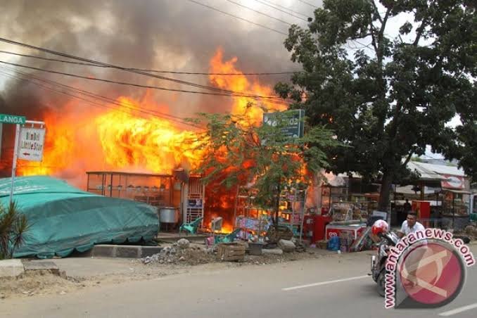 Kobaran api besar menghanguskan sebuah bangunan kios berkonstruksi kayu milik warga di Jalan T Nyak Arief, kawasan Lamgugob, Kecamatan Syiah Kuala, Banda Aceh, Jumat (17/4/2026).