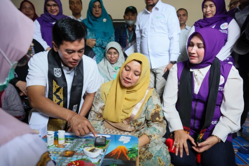 Wakil Menteri Kesehatan RI, Dante Saksono Harbuwono, didampingi Ketua TP Posyandu Aceh, Marlina Muzakir (Kak Na), saat meninjau pelaksanaan imunisasi dan implementasi 6 Standar Pelayanan Minimum (SPM) di salah satu fasilitas kesehatan di Banda Aceh, Jumat (22/5/2026).