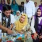 Wakil Menteri Kesehatan RI, Dante Saksono Harbuwono, didampingi Ketua TP Posyandu Aceh, Marlina Muzakir (Kak Na), saat meninjau pelaksanaan imunisasi dan implementasi 6 Standar Pelayanan Minimum (SPM) di salah satu fasilitas kesehatan di Banda Aceh, Jumat (22/5/2026).