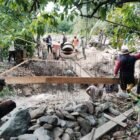 Personel Babinsa Posramil Lawe Sumur jajaran Kodim 0108/Aceh Tenggara bersama warga Desa Teger Miko bergotong royong melakukan pengecoran pondasi tapak utama Jembatan Gantung Perintis Garuda di Kecamatan Lawe Sumur, Aceh Tenggara, Jumat (22/5/2026).